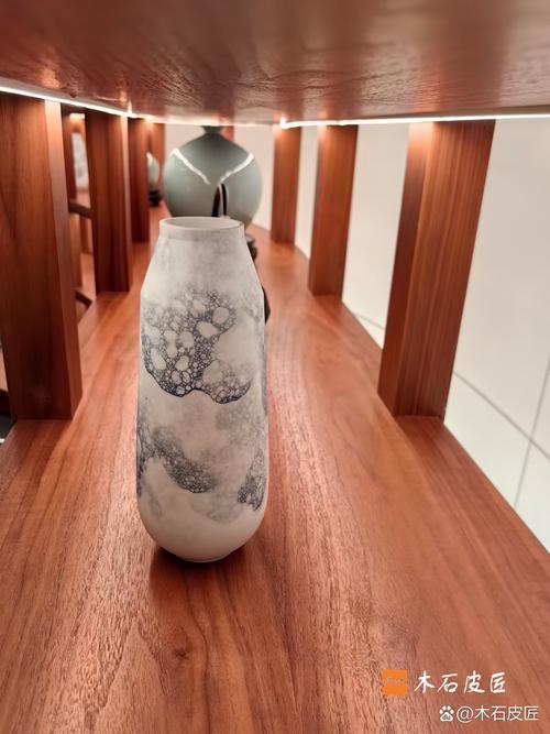 博物馆展柜修复美容, 这里全是好东西. 青瓷?白瓷?青白瓷? 官窖?汝窖?